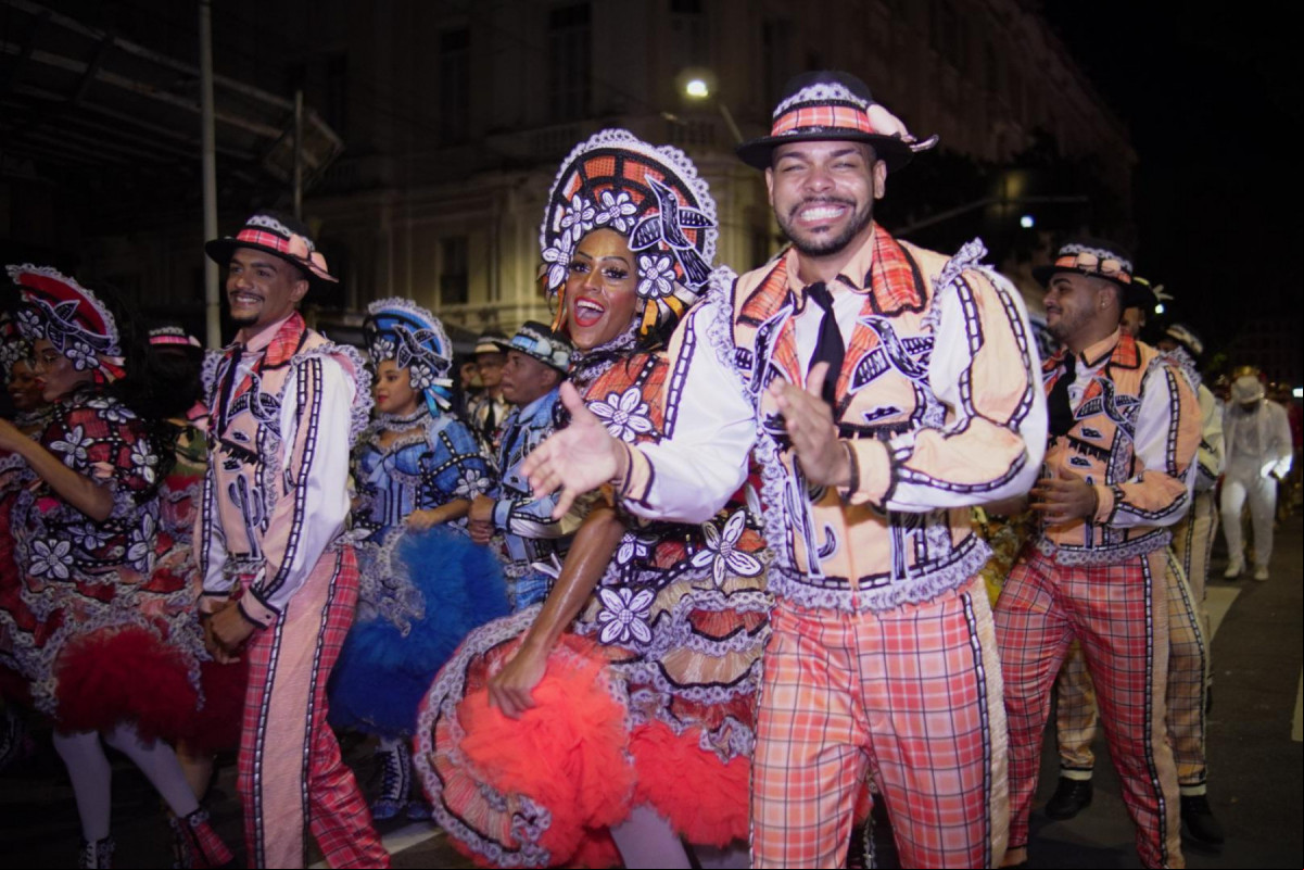 Caminhada do Forró atrai centenas de pessoas no Recife Antigo