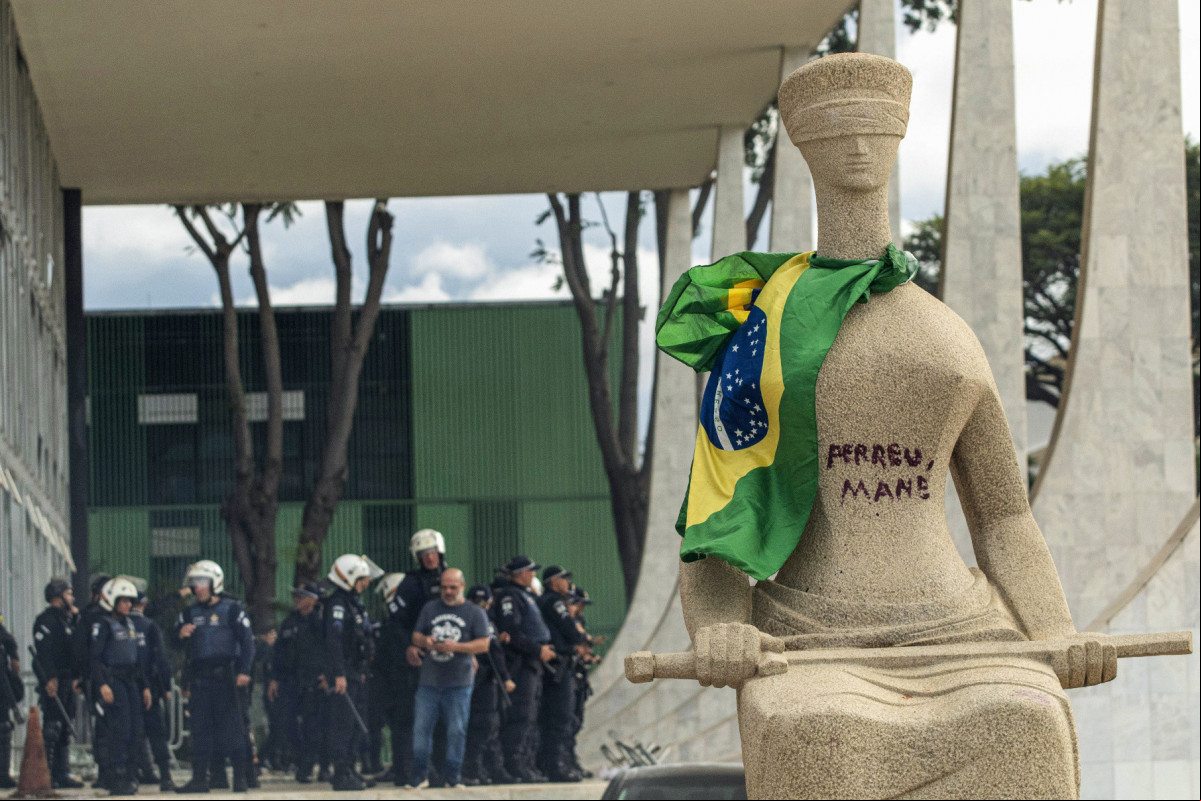 Estátua do STF foi pichada no dia 8 de janeiro de 2023 (Joédson Alves/Agência Brasil) Estátua do STF foi pichada no dia 8 de janeiro de 2023/Joédson Alves/Agência Brasil